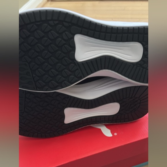 BRAND NEW W/TAGS AND BOX MEN’S PUMA SOFT FOAM SNEAKERS - Picture 4 of 5